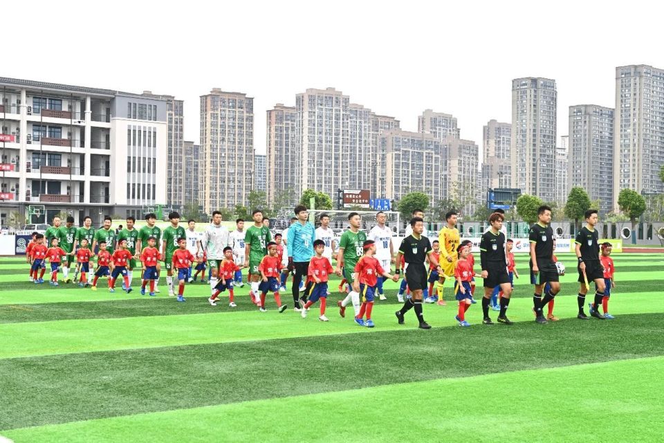 的裁判员和, QUBYb, om