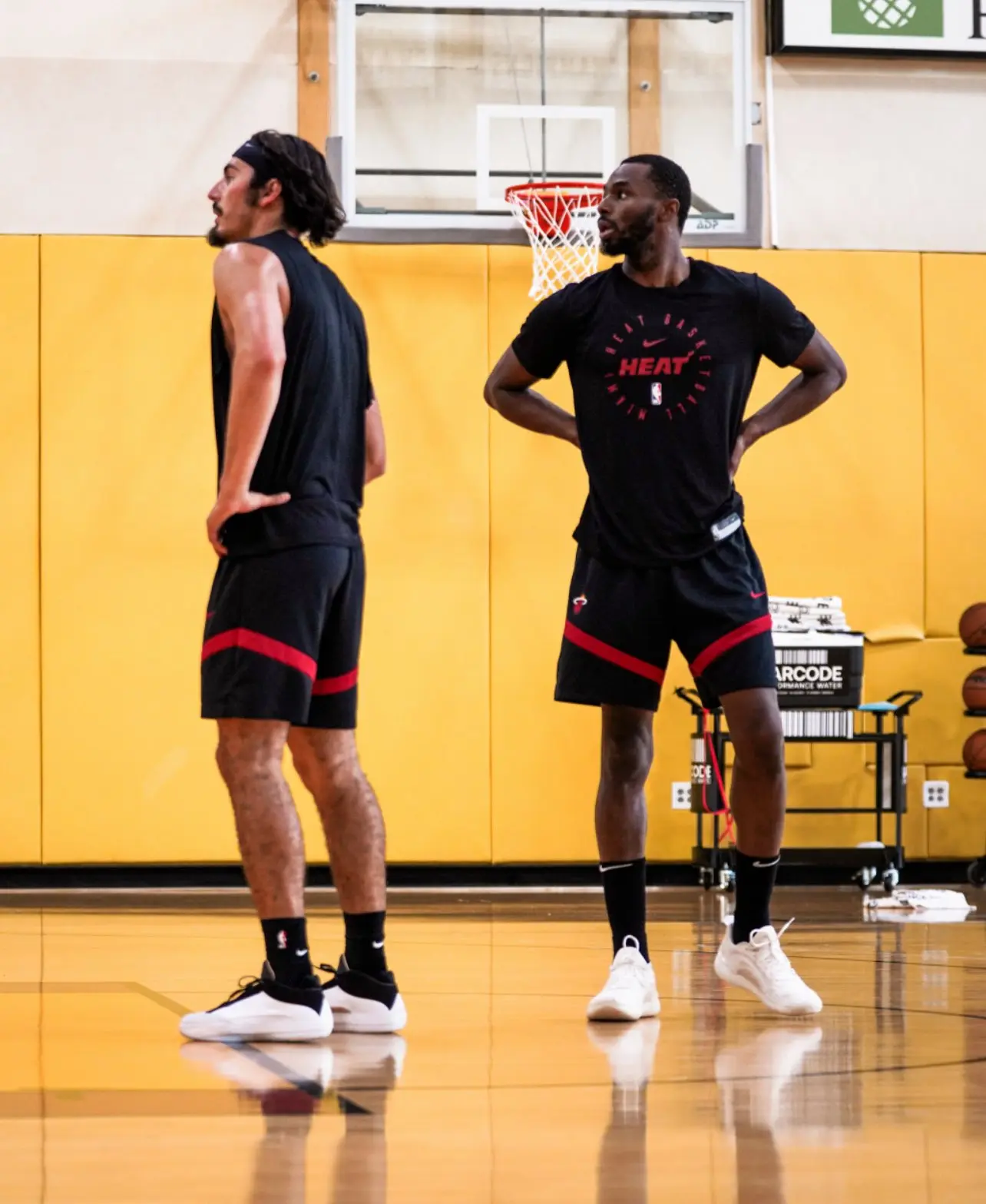 再次陷入交, 社媒